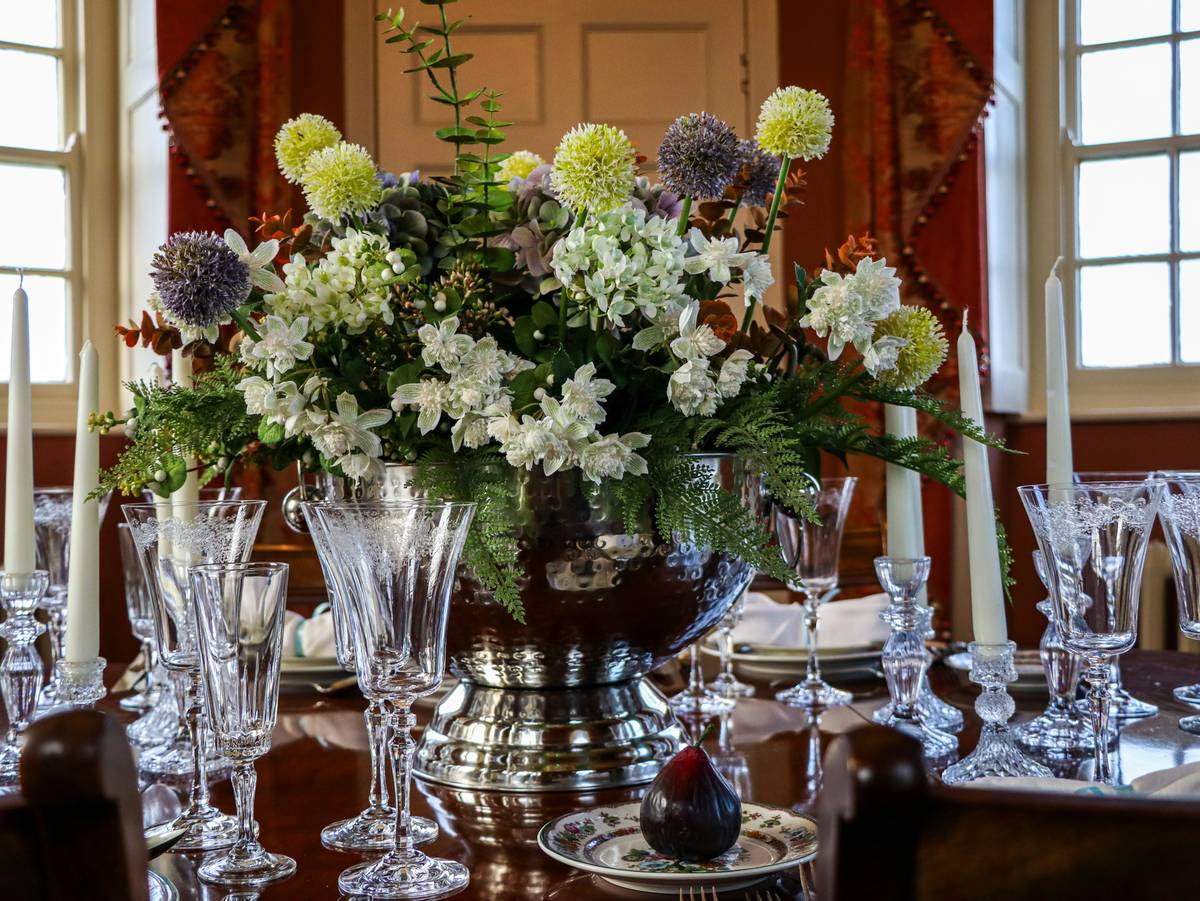 Elegant home table centerpieces featuring mixed textures and low-profile lighting on a wooden dining table